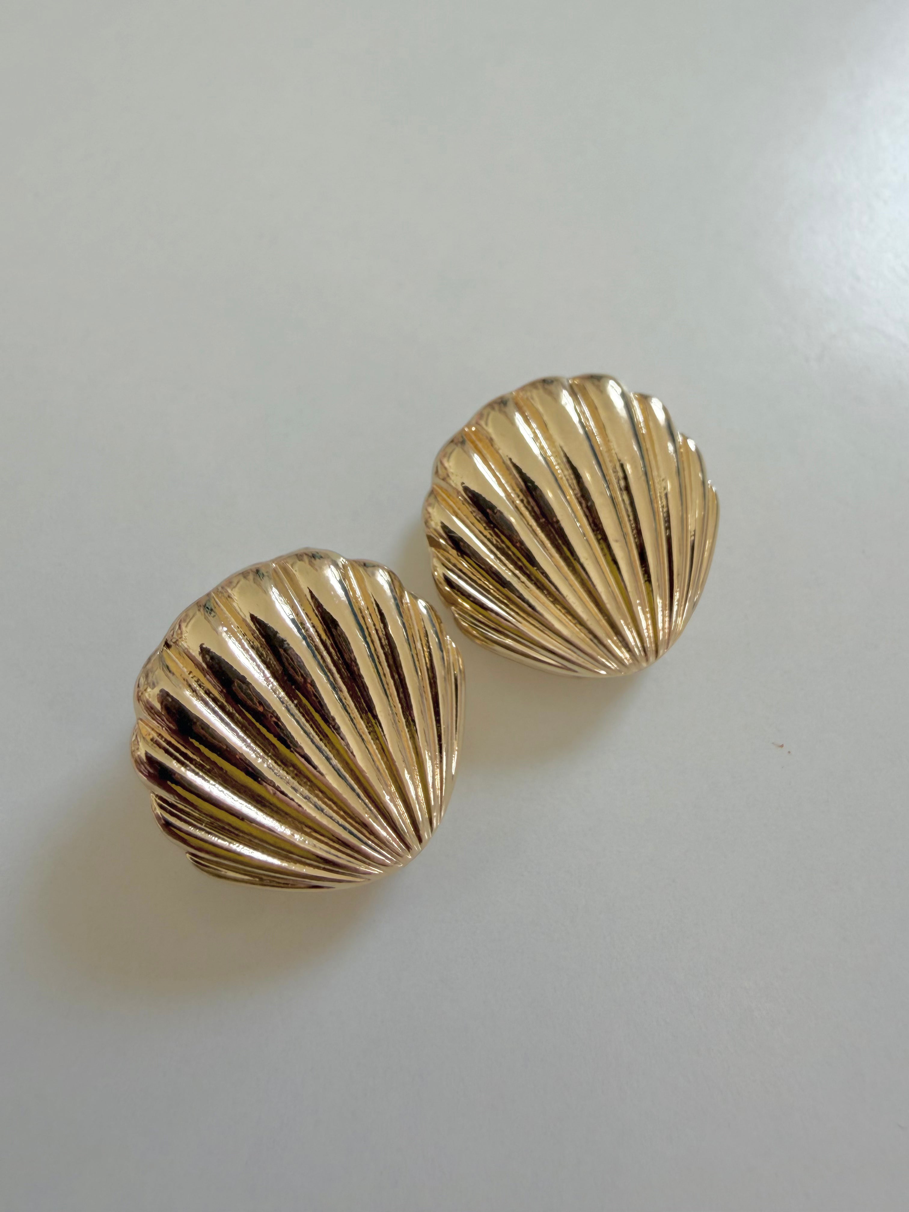 Chunky Shell Huggies
