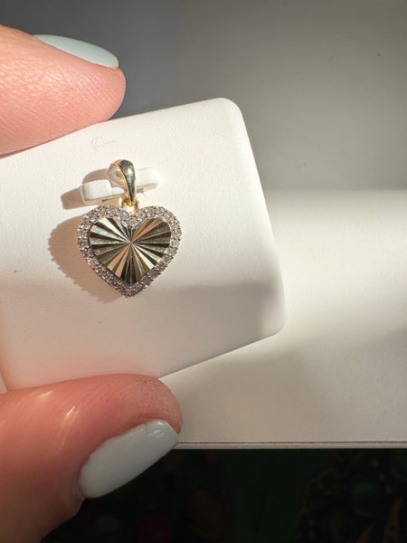 10KT Gold 1/8CTW Flutted Heart